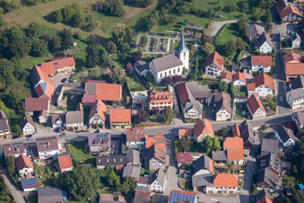 Vue aérienne de Église Saint-Laurent à le quartier Adersbach in Sinsheim dans le département Bade-Wurtemberg, Allemagne