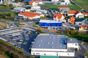 Vue aérienne de Nordring avec Edeka Fitterer et Peugeot Autohaus Grün à Rülzheim dans le département Rhénanie-Palatinat, Allemagne