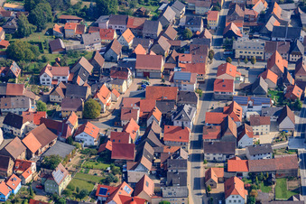 Vue aérienne de Rue principale à Hüffenhardt dans le département Bade-Wurtemberg, Allemagne