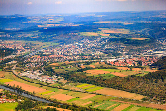 Vue aérienne de Vue de la ville sur le Neckar depuis le sud à le quartier Neckarelz in Mosbach dans le département Bade-Wurtemberg, Allemagne