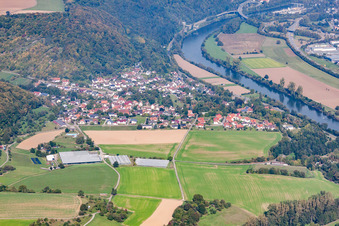 Vue aérienne de Vue du village sur le Neckar depuis le sud à le quartier Hochhausen in Haßmersheim dans le département Bade-Wurtemberg, Allemagne