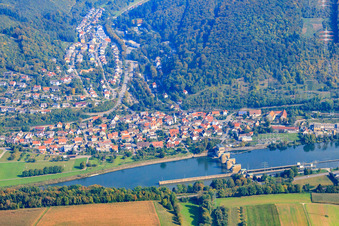 Vue aérienne de Barrage et écluse du Neckar Neckarzimmern devant la ville sur les rives du Neckar à Neckarzimmern dans le département Bade-Wurtemberg, Allemagne