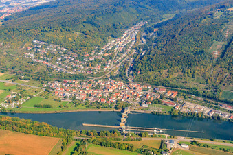Vue aérienne de Barrage et écluse du Neckar Neckarzimmern devant la ville sur les rives du Neckar à Neckarzimmern dans le département Bade-Wurtemberg, Allemagne