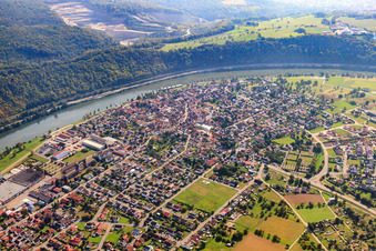 Vue aérienne de Vue de la ville sur le Neckar depuis le nord-ouest à le quartier Michaelsberg in Haßmersheim dans le département Bade-Wurtemberg, Allemagne