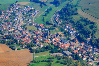Vue aérienne de Vue du village depuis le sud-ouest à le quartier Waldmühlbach in Billigheim dans le département Bade-Wurtemberg, Allemagne