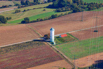 Vue aérienne de Château d'eau sous lignes à haute tension à Roigheim dans le département Bade-Wurtemberg, Allemagne