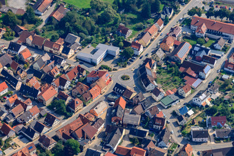 Vue aérienne de Rond-point de l'administration municipale Roigheim à Roigheim dans le département Bade-Wurtemberg, Allemagne