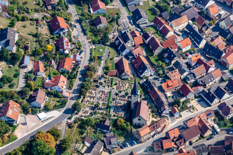 Vue aérienne de Bâtiment d'église au centre du village à Roigheim dans le département Bade-Wurtemberg, Allemagne