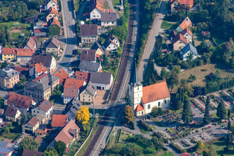 Vue aérienne de Église protestante et cimetière à le quartier Sennfeld in Adelsheim dans le département Bade-Wurtemberg, Allemagne