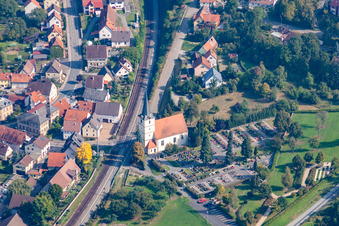 Vue aérienne de Cimetière et église à le quartier Sennfeld in Adelsheim dans le département Bade-Wurtemberg, Allemagne