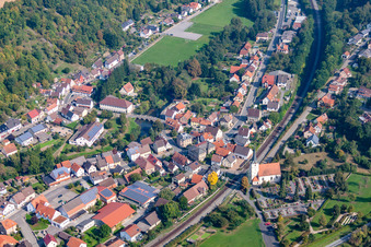 Vue aérienne de Voies ferrées à l'église depuis à le quartier Sennfeld in Adelsheim dans le département Bade-Wurtemberg, Allemagne