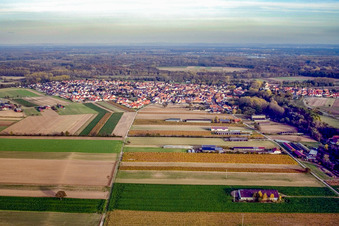 Vue aérienne de Village vu de l'ouest à Hördt dans le département Rhénanie-Palatinat, Allemagne
