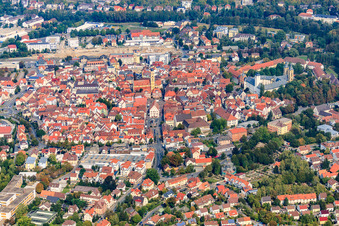 Vue aérienne de Vieille ville avec l'ancien hôtel de ville et la place du marché depuis le sud à Bad Mergentheim dans le département Bade-Wurtemberg, Allemagne