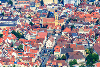 Vue aérienne de Vieille ville avec Marienbrunnen : ancien hôtel de ville et place du marché vus du sud à Bad Mergentheim dans le département Bade-Wurtemberg, Allemagne