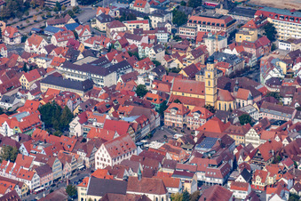 Vue aérienne de Cathédrale Saint-Jean dans la vieille ville à Bad Mergentheim dans le département Bade-Wurtemberg, Allemagne