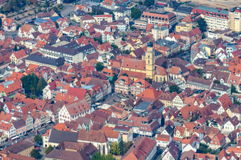 Vue aérienne de Cathédrale Saint-Jean dans la vieille ville à Bad Mergentheim dans le département Bade-Wurtemberg, Allemagne