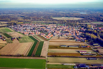 Vue aérienne de Village vu de l'ouest à Hördt dans le département Rhénanie-Palatinat, Allemagne