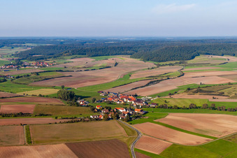 Vue aérienne de Vue sur le village à le quartier Burgambach in Scheinfeld dans le département Bavière, Allemagne