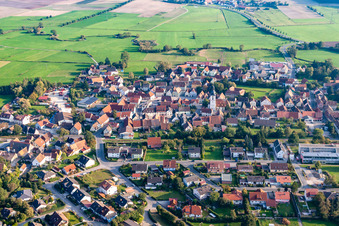 Vue aérienne de Vue du village depuis le nord avec l'église Maria et Kilian à Mühlhausen dans le département Bavière, Allemagne
