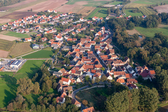 Vue aérienne de Vue des rues et des maisons dans les quartiers résidentiels à Pommersfelden dans le département Bavière, Allemagne