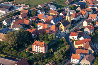 Vue aérienne de Bâtiments et parcs du manoir - domaine en Sambach à le quartier Sambach in Pommersfelden dans le département Bavière, Allemagne