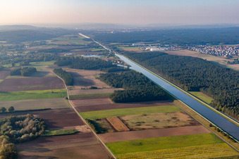 Vue aérienne de Canal du Danube à Hirschaid dans le département Bavière, Allemagne