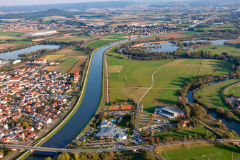 Vue aérienne de Canal du Danube à Hirschaid dans le département Bavière, Allemagne