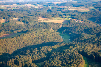 Vue aérienne de Aufsesstal à Aufseß dans le département Bavière, Allemagne