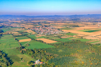 Vue du village depuis le sud-est à Minfeld dans le département Rhénanie-Palatinat, Allemagne hors des airs