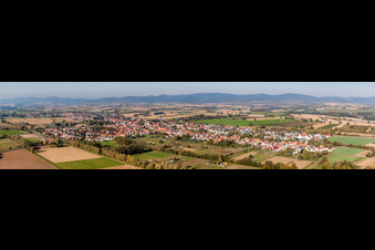 Vue aérienne de Vue panoramique en perspective des rues et des maisons des quartiers résidentiels à Steinfeld dans le département Rhénanie-Palatinat, Allemagne