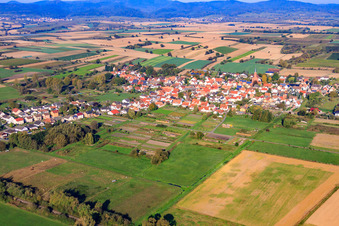 Vue aérienne de Vue du village depuis le sud-est à Kapsweyer dans le département Rhénanie-Palatinat, Allemagne