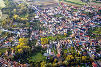 Vue aérienne de Village vu de l'est à Hördt dans le département Rhénanie-Palatinat, Allemagne