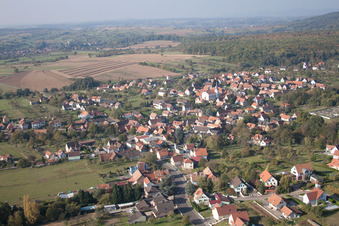 Vue d'oiseau de Merkwiller-Pechelbronn dans le département Bas Rhin, France