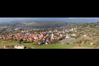 Vue aérienne de Panorama avec l'église au centre du village à Gœrsdorf dans le département Bas Rhin, France