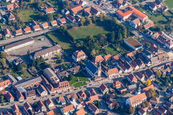 Vue aérienne de Communauté de paroisses catholiques de Soultz-sous-Forêts à Soultz-sous-Forets à Soultz-sous-Forêts dans le département Bas Rhin, France