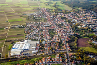 Vue aérienne de Vue de la ville depuis l'est à Bellheim dans le département Rhénanie-Palatinat, Allemagne