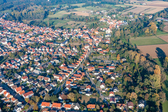 Vue aérienne de Cimetière à le quartier Neulauterburg in Lauterbourg dans le département Bas Rhin, France
