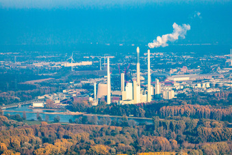 Vue aérienne de Centrale électrique au charbon ENBW sur le Rhin à le quartier Daxlanden in Karlsruhe dans le département Bade-Wurtemberg, Allemagne