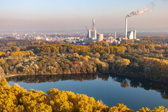 Vue aérienne de Centrale électrique au charbon ENBW sur le Rhin à le quartier Daxlanden in Karlsruhe dans le département Bade-Wurtemberg, Allemagne