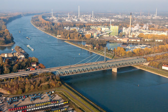 Rivière - Structures de pont de la route fédérale 10 et du chemin de fer régional sur le Rhin entre Karlsruhe Maxau et Wörth am Rhein à le quartier Maximiliansau in Wörth am Rhein dans le département Rhénanie-Palatinat, Allemagne hors des airs