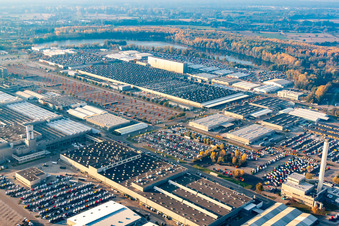 Vue aérienne de Wörth Daimler à le quartier Maximiliansau in Wörth am Rhein dans le département Rhénanie-Palatinat, Allemagne