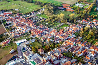 Vue aérienne de Rue principale Ouest à Bellheim dans le département Rhénanie-Palatinat, Allemagne