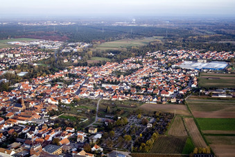 Vue aérienne de Vue de la ville depuis l'ouest à Bellheim dans le département Rhénanie-Palatinat, Allemagne