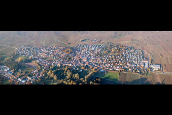 Vue aérienne de Perspective panoramique de la ville vue des rues et des maisons des quartiers résidentiels à le quartier Godramstein in Landau in der Pfalz dans le département Rhénanie-Palatinat, Allemagne