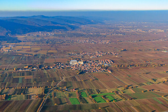 Vue aérienne de Vue du village depuis le sud à Böchingen dans le département Rhénanie-Palatinat, Allemagne