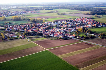 Vue aérienne de Village du sud-est à Knittelsheim dans le département Rhénanie-Palatinat, Allemagne