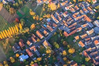 Vue aérienne de Église catholique Saint-Philippe et Saint-Jacques à Knöringen dans le département Rhénanie-Palatinat, Allemagne