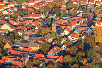 Vue aérienne de Église protestante Essingen à Essingen dans le département Rhénanie-Palatinat, Allemagne