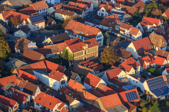 Vue aérienne de École à Essingen dans le département Rhénanie-Palatinat, Allemagne