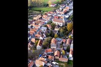 Photographie aérienne de Rue principale / Rue de l'Église avec St. George à Knittelsheim dans le département Rhénanie-Palatinat, Allemagne